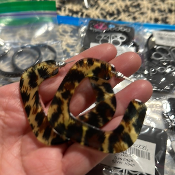 Lot of 9 Paparazzi Hoop Earring sets - Picture 2 of 10